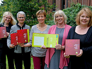 Haben den Ratgeber gemeinsam erarbeitet:<br />
v. l. Birgit Goertz, AWO-Beratungsstelle; Dorothea Kleiber-Duttenhofer, Rat und Hilfe, Caritas; Katrin Zander, donum vitae; Dorothea Krollmann und Sybilla Deffur-Schwarz, Koordinierungsstelle Frühe Hilfen