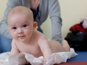 Das Baby genießt die Zuwendung